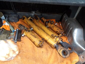 Smykový nakladač unc 060+podkop+vidle - 12