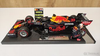 Max Verstappen 1:18 s figurkou - prvy titul Abu Dhabi 2021 - 12