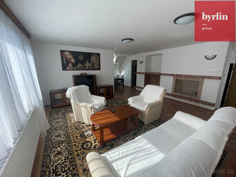 Nabídka k pronájmu – Moderní a pohodlný 3+1 byt v rodinném d - 12