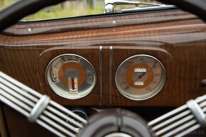 Ford V8 Roadster Deluxe - 12