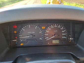 Land Rover Discovery 2 TD5 2.5 101 kW - 12