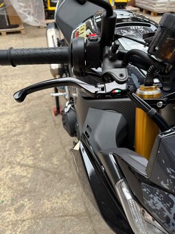 Aprilia Tuono V4 Factory - 12