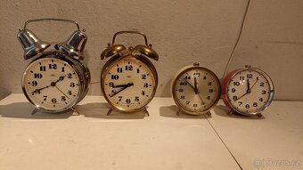 Staré krbové hodiny a 13 ks budíků - 12