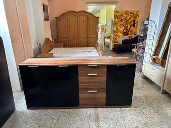 Hezká velká komodá s dveřmi a šuplíky ořech/č.sklo - 12