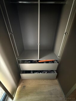 Šatní skřín s prosklenými dveřmi - 12