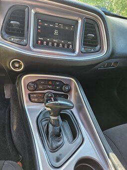 Dodge Challenger 5.7 Hemi NEHAVAROVANÉ - 12