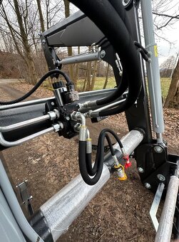 Čelní nakladač na traktor HYDRATRAC 1600 - 12