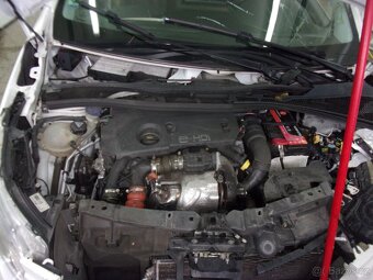 Peugeot 2008 1,6 e-HDi 115 - 12
