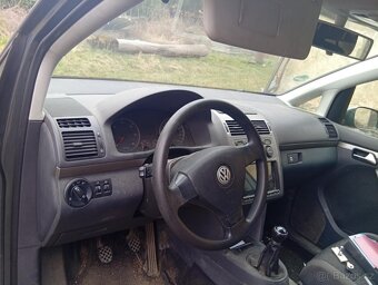 Volkswagen Touran - 12