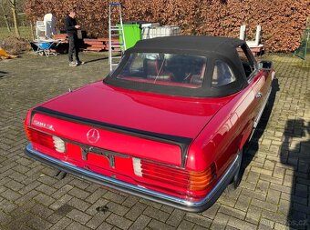 Mercedes-Benz 500 SL z roku 1985 - 12