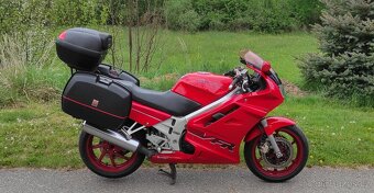 Honda VFR 750 F typ RC36 - 12