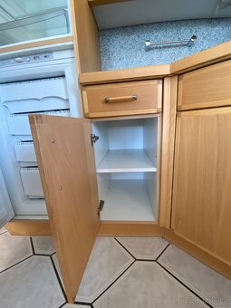 Moderní kuchyňská linka se spotřebiči - 12