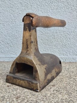 Starožitná žehlička s dřevěným madlem - 12