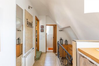 Prostorný byt 5+1 (114 m²) v klidné části Karlových Varů – F - 12