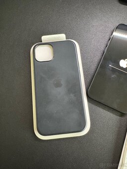 iPhone 13 128 GB tmavě modrý – 85 % baterie, bohaté přísluš. - 12
