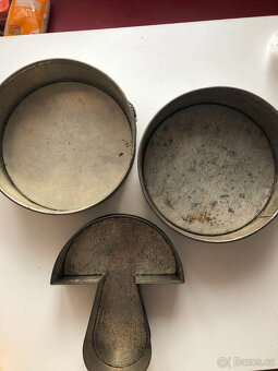 Staré smaltované poklice, hrnec, misky, mlékovar - 12