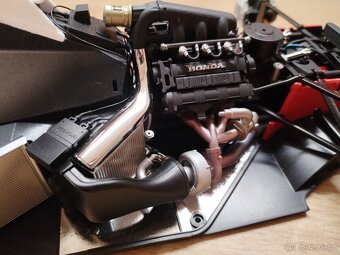 Meng 1:12 F1 McLaren+ Senna figurka Meng - 12