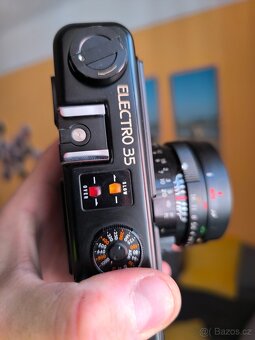Krásný fotoaparát na film Yashica Electro 35 GTN (černá) - 12