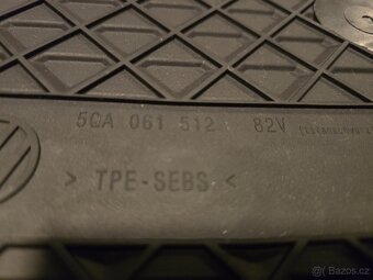 Volkswagen Touran 1T5 gumové rohože 5QB061500 82V - 12
