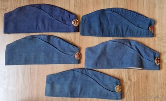 Hasičská helma,přilba s hřebenem a odznaky,čepice,sekerka - 12