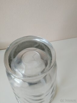 Stará skleněná váza-zřejmě lité sklo s rytým reliéfem a nápi - 12