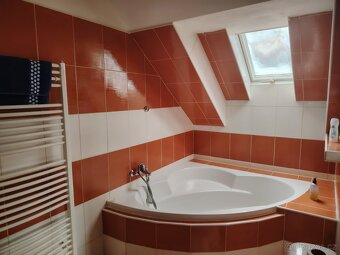 Pronájem prostorného bytu 2+kk (72 m²) v rodinném domě – C - 12