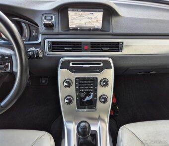 VOLVO V70 D4 120KW 5-VÁLEC 1.MAJ XENON KŮŽE TAŽNÉ. ALU - 12