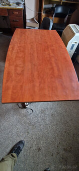 Obyčejné i luxusní skříně, stůl. - 12