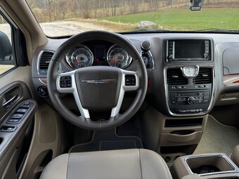 Chrysler Town country - 12