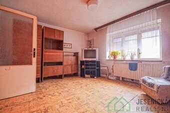 Prodej rodinného domu se zahradou a garáží ve městě Zlaté Ho - 12