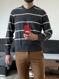 svetry (cena za ks) Tommy Hilfiger sweaters v-neck size S - 12