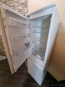 Darují za odvoz  vestavnou ledničku Whirpool - 12