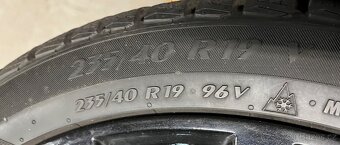 Škoda Superb R19 Zánovní zimní pneu - 12
