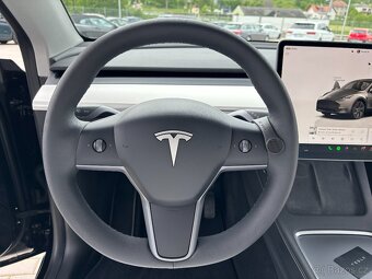 Tesla Model Y - 12