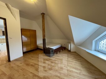 Podnájem půdního atypického bytu 4+kk v centru města - 12
