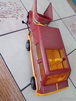 Plechové autíčko a jiné hračky - 12