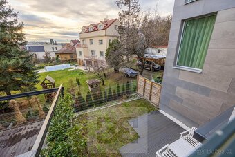 Pronájem mezonetového bytu 4+kk s předzahrádkou a garáží – P - 12