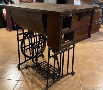 Prodám šicí stroj Lada - 12