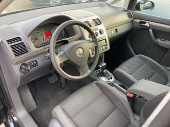VOLKSWAGEN TOURAN DSG 2,0TDi 5míst záruka km - 12