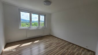 Řadový dům s garáží a krytým bazénem - 12