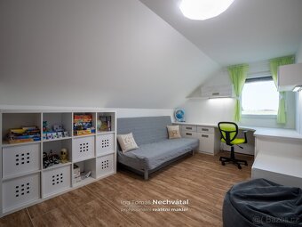 Prodej samostatně stojícího rodinného domu 5+kk s garáží - 12