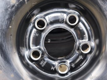 Prodám zimní gumy Nokian s plechovými disky - 12