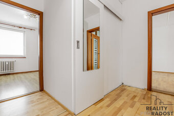 Světlý prostorný byt 3+1 s jídelnou a dvěma balkony v posled - 12
