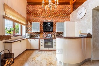 Prodej jedinečného, prostorného RD s větší rovinatou zahrado - 12