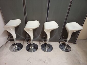 Prodám 4 x krásné výškově stavitelné otáčecí barové židle - 12