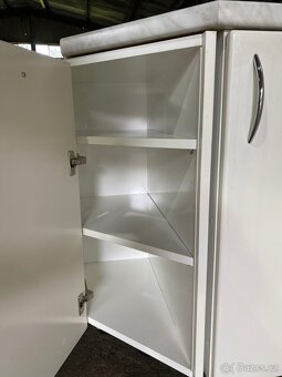 Moderní kuchyňská linka se spotřebiči - 12