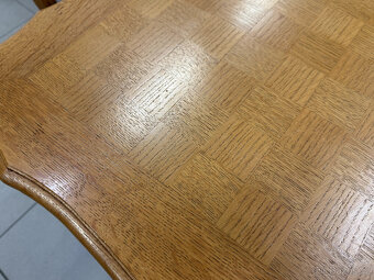 Intarzovaný dubový stůl a šest dubových židlí - 12