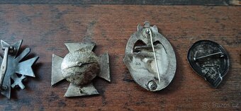 Medaile, vyznamenání, odznaky. - 12