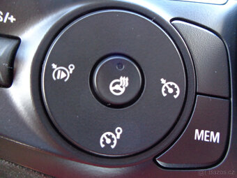 OPEL CROSSLAND X 1.2i KOUPENO ČR,1.MAJITEL,SERVISKA - 12