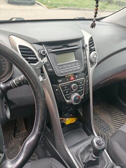 Hyundai i30 kombi havarované 2014 - 12
